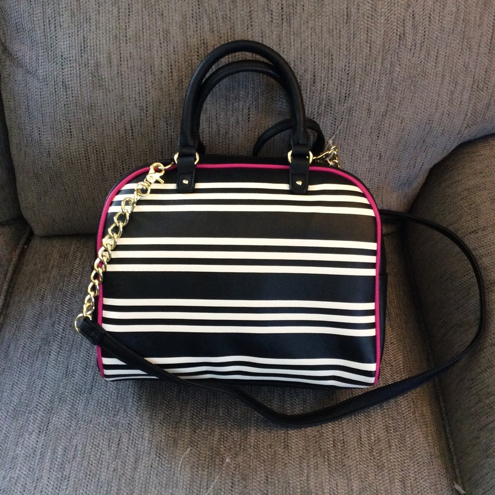 Betsy Johnson Bow Pouch Dome Shoulder Bag New - Picture 4 of 8